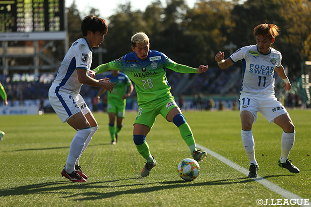 鈴木 冬一（湘南）が突破を計るも徳島は人数をかけて冷静に対応【Ｊ１参入プレーオフ 決定戦 湘南vs徳島】