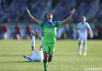 タイムアップの笛が鳴り響き、感情を爆発させる齊藤 未月(湘南)【J1参入プレーオフ 決定戦 湘南vs徳島】