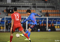 横パスを収めた小川 航基(水戸)が、すかさず半身の体勢から反転し、ペナルティアーク内から右足を振り抜く!これがネットの左に突き刺さり、3点目を挙げる【EAFF E-1 サッカー選手権2019 日本vs香港】