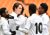 仲間が先制点を奪ったノア クローネ バック(ライト・トゥ・ドリーム)を祝福【JINYC GS 第1節 福岡U-18vsライト・トゥ・ドリーム】