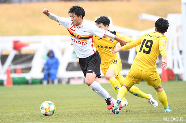 斉藤 洋大（#25）がドリブルで持ち運び、相手2人の間をすり抜ける【JINYC GS 第1節 名古屋Ｕ－１８vs光州ＦＣ】