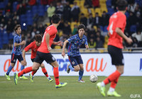 ボールを持ち運ぶ田中 碧(川崎 F)。フル出場を果たし、攻守両面で存在感を発揮した【EAFF E-1 サッカー選手権2019 韓国vs日本】