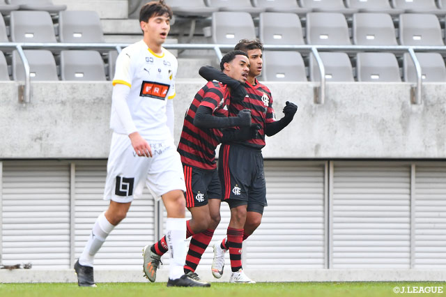 得点を挙げたウィヴェルソン（ＣＲフラメンゴ）をチームメイトが祝福【JINYC GS 第2節 ＣＲフラメンゴvsＢＫヘッケン】