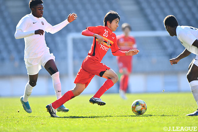 囲まれながらもボールをキープする名古屋Ｕ－１８の石川 真丸【JINYC GS 第3節 ライト・トゥ・ドリームvs名古屋Ｕ－１８】