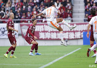 浮き球をうまくワントラップしたジュニオール ドゥトラが左足でボレーシュートを放つ！強烈なシュートが豪快にネットに突き刺さり、清水が1点を返す【天皇杯 準決勝 神戸vs清水】