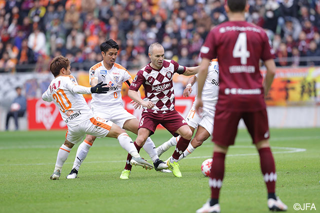 3人に囲まれながらも圧巻のスキルでボールをキープするアンドレス イニエスタ（神戸）【天皇杯 準決勝 神戸vs清水】