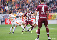 3人に囲まれながらも圧巻のスキルでボールをキープするアンドレス イニエスタ(神戸)【天皇杯 準決勝 神戸vs清水】