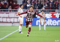 古橋 亨梧(神戸)がDFを引き連れながらもタイミングを計って右足を振り抜くと、グラウンダーのシュートがゴール左隅に吸い込まれてネットを揺らす!【天皇杯 準決勝 神戸vs清水】