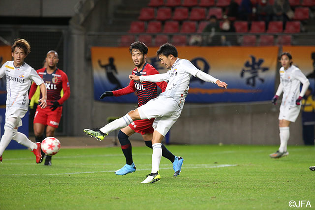 呉屋がスルーパスを呼び込み、右足でシュート！惜しくもクロスバーに阻まれたが、これを拾った澤田 崇が落ち着いてゴールに流し込み、長崎が1点差に詰め寄る！【天皇杯 準決勝 鹿島vs長崎】