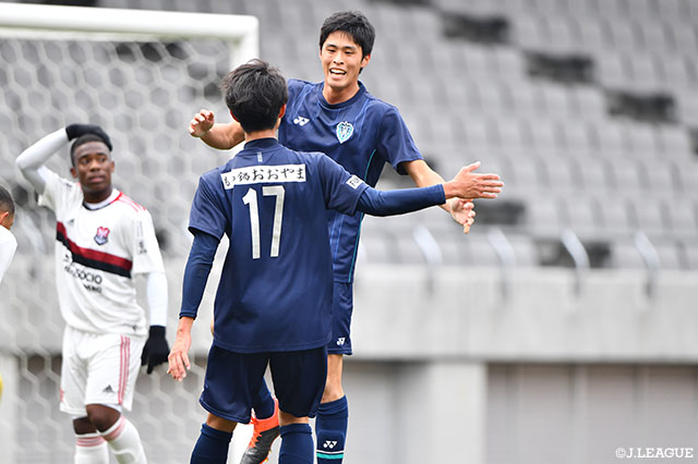 石井 稜真の豪快なボレーシュートが決まり、福岡Ｕ－１８が前半終了間際に先制点を奪う【JINYC 順位決定戦 3位・4位決定戦 福岡Ｕ－１８vsＣＲフラメンゴ】