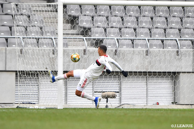 FKのボールがファーに流れると抜け出したカイケ ソアレスが難しい体勢から押し込み、ＣＲフラメンゴが逆転に成功する【JINYC 順位決定戦 3位・4位決定戦 福岡Ｕ－１８vsＣＲフラメンゴ】