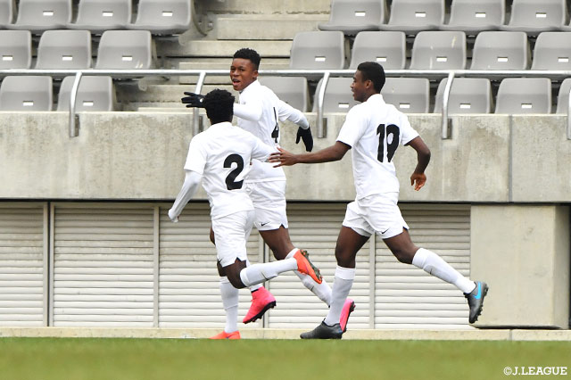 クロスにうまく反応したアダモ ナガロが押し込み、ライト・トゥ・ドリームが前半立ち上がりに先制点を奪う【JINYC 順位決定戦 1位・2位決定戦 ライト・トゥ・ドリームvs大宮Ｕ１８】