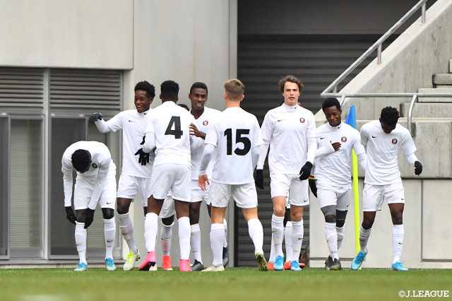 アーネスト ヌアマ アピアがスピードに乗ったドリブルで持ち上がり、マイナスに折り返す。これに反応したカマル ディーン スレマナがダイレクトで合わせ、ライト・トゥ・ドリームがリードを2点に広げる【JINYC 順位決定戦 1位・2位決定戦 ライト・トゥ・ドリームvs大宮Ｕ１８】