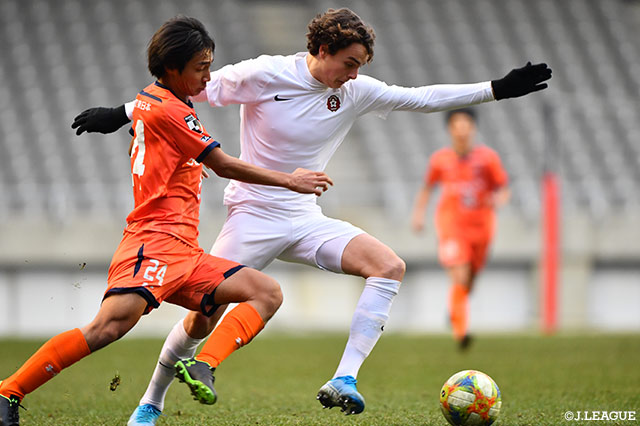 ノア クローネ バック（ライト・トゥ・ドリーム）に激しいプレシャーをかける鈴木 大策（大宮Ｕ１８）【JINYC 順位決定戦 1位・2位決定戦 ライト・トゥ・ドリームvs大宮Ｕ１８】