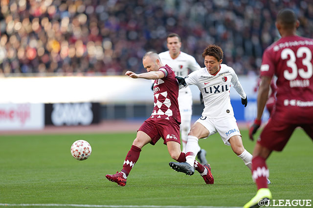 アンドレス イニエスタ（神戸）には三竿 健斗（鹿島）が激しい守備で対応する【天皇杯 決勝 神戸vs鹿島】