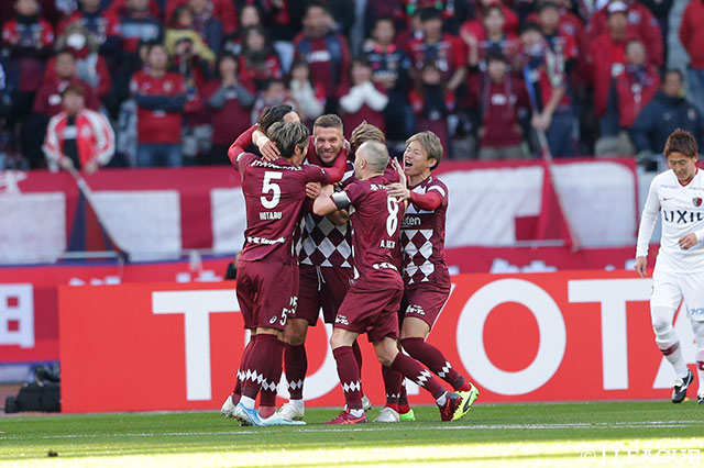 ポドルスキが角度のないところから左足を振り抜くと、シュートはクォン スンテにセーブされるも、はじかれたボールはDFに当たって神戸が先制に成功する！【天皇杯 決勝 神戸vs鹿島】