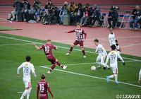 ループパスに反応した酒井はゴール前でフリーのルーカス ポドルスキ（神戸/#10）へラストパスを供給。これをポドルスキが確実に合わせてネットを揺らすも、酒井がオフサイドの判定でノーゴールに【天皇杯 決勝 神戸vs鹿島】