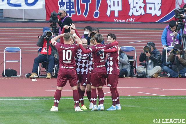 前半38分、右サイドの西がグラウンダーのクロスを入れると、DFがクリアできなかったボールはゴール前へ流れて藤本 憲明の下へ。藤本は確実に足で合わせると、ボールはネットに吸い込まれ、神戸が2点目を獲得！【天皇杯 決勝 神戸vs鹿島】