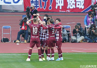 前半38分、右サイドの西がグラウンダーのクロスを入れると、DFがクリアできなかったボールはゴール前へ流れて藤本 憲明の下へ。藤本は確実に足で合わせると、ボールはネットに吸い込まれ、神戸が2点目を獲得！【天皇杯 決勝 神戸vs鹿島】