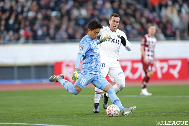 飯倉 大樹（神戸）にセルジーニョ（鹿島）がプレッシャーをかけていく【天皇杯 決勝 神戸vs鹿島】