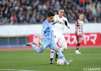 飯倉 大樹（神戸）にセルジーニョ（鹿島）がプレッシャーをかけていく【天皇杯 決勝 神戸vs鹿島】