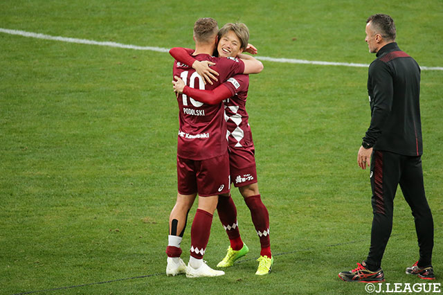 試合終了のホイッスルが鳴り響き、2得点に絡む活躍をみせた藤本 憲明とルーカス ポドルスキが熱い抱擁！【天皇杯 決勝 神戸vs鹿島】