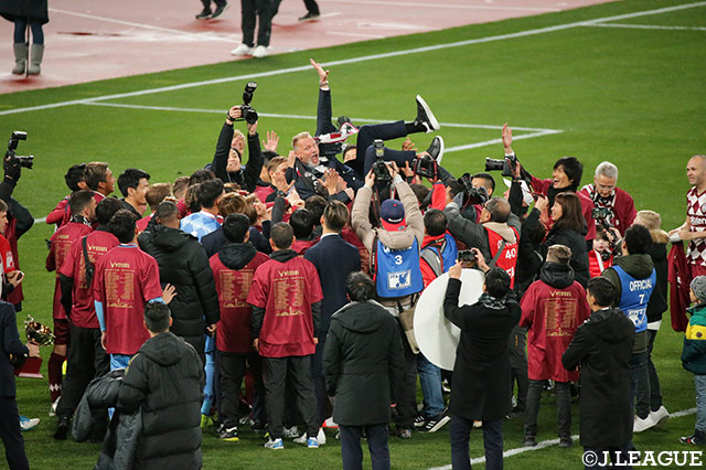 シーズン途中に就任したトルステン フィンク監督は、イニエスタを中心としたパスサッカーを機能させ、神戸に初のタイトルをもたらした【天皇杯 決勝 神戸vs鹿島】