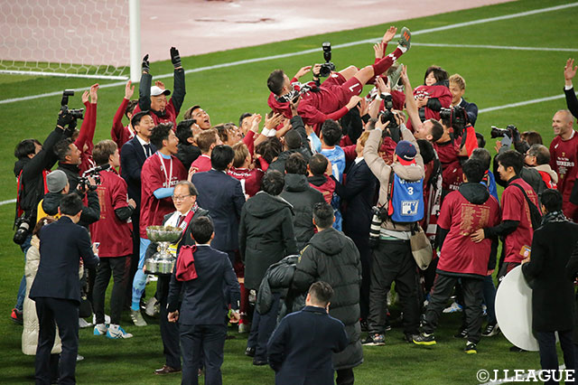 チームメイトがラストマッチを終えたダビド ビジャ（神戸）を胴上げ！【天皇杯 決勝 神戸vs鹿島】