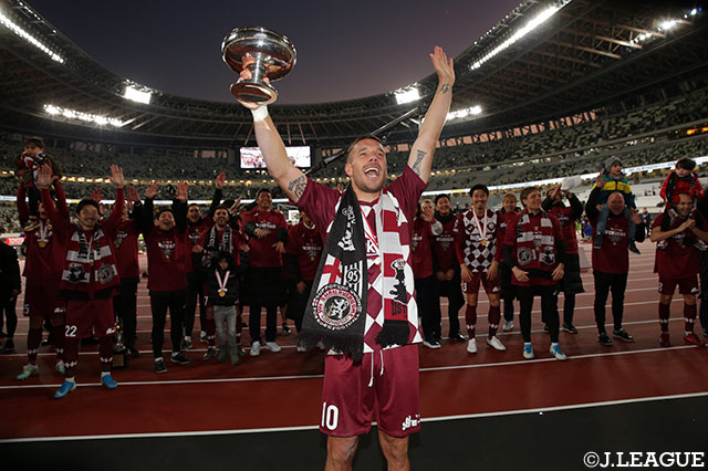 優勝カップを掲げ、喜びを爆発させるルーカス ポドルスキ（神戸）【天皇杯 決勝 神戸vs鹿島】