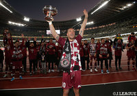 優勝カップを掲げ、喜びを爆発させるルーカス ポドルスキ(神戸)【天皇杯 決勝 神戸vs鹿島】