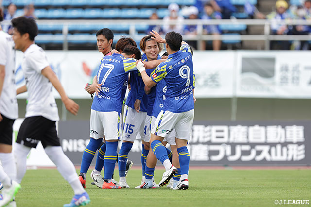 【明治安田Ｊ２・Ｊ３百年構想リーグ 地域リーグラウンド EAST-Aグループ 第18節 山形vs湘南】