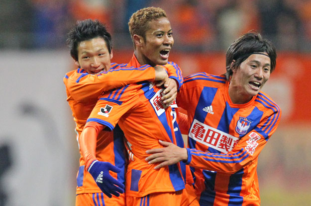 新潟、劇的勝利で首位堅持