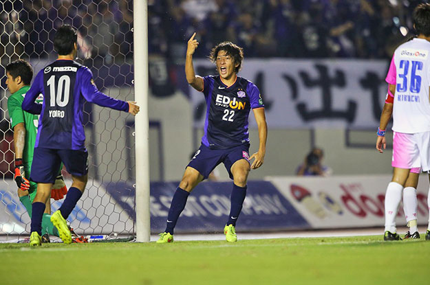 皆川の決勝ヘッドで広島が首位破る