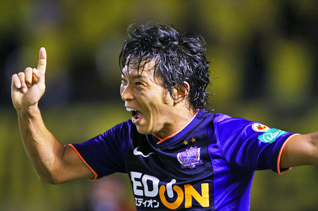 佐藤の2ゴールで、広島が先勝