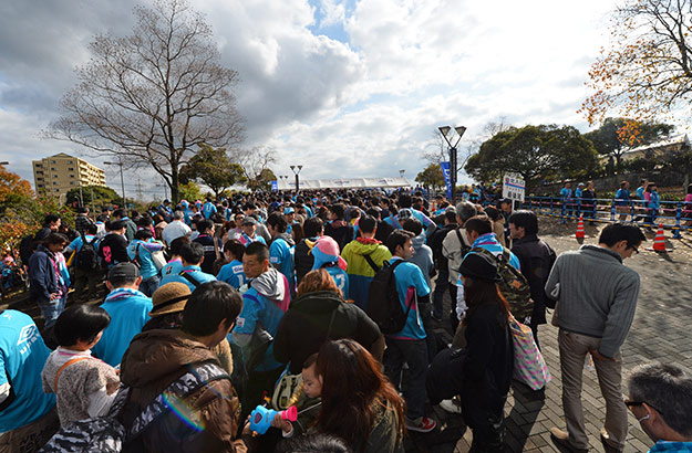 開門を待つ鳥栖のファン・サポーター