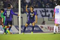 皆川の決勝ヘッドで広島が首位破る