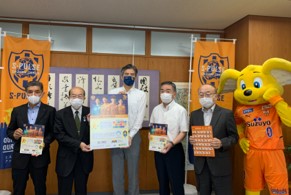 7月8日（金）富士宮市役所にて下敷きの贈呈式を実施