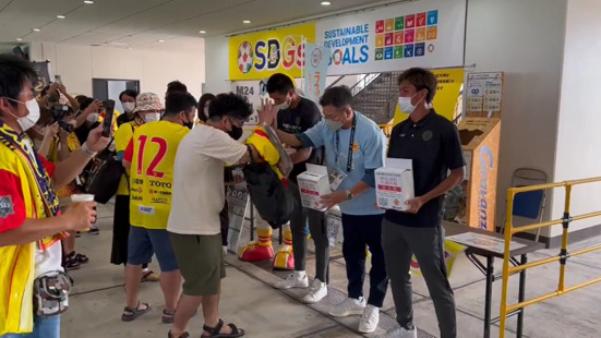 視察に訪れていた野々村チェアマンも募金に飛び入り参加