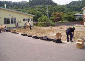 子供たちが見守る中