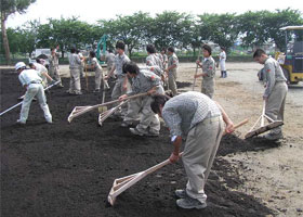 黒土をまき均し