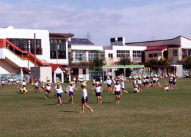 幼稚園　年長児　裸足