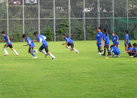 地域のサッカーチームの小学生