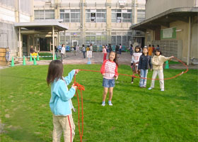 縄跳びを楽しむ児童