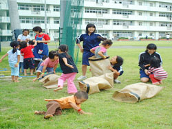 授業の始まる前に生徒たちが集まってきました