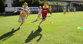 子供達が遊んでいる様子