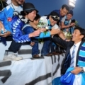 [ J2：第42節 横浜FC vs 北九州 ]　試合終了後サポーターと触れ合う山口素弘監督。

---...