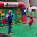 [ J1：第33節 Ｃ大阪 vs 鹿島 ]　スタジアム場外スペースの一角では、キックターゲットゲームが...