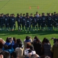 [ 岡山：2014シーズン最後の合同練習 ]　最後は引退や移籍する選手も揃って全員で、サポーターとファ...
