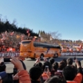 [ J1：第34節 清水 vs 甲府 ]　選手バスを大声援と多くのゲーフラで出迎える清水サポーター。バ...