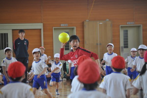 2015新人研修小学校訪問 久保田選手